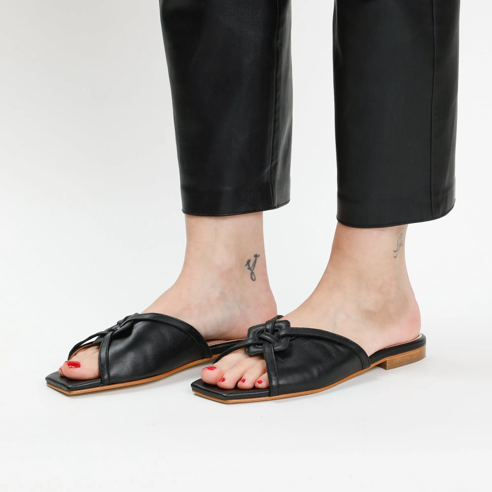 SANDRINE flat sandal - Crow